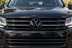 Emblema e logo anteriore e posteriore (15,8 cm e 12,9 cm) per VW TOUAREG 2, 7P Facelift (2011-2015) - nero lucido (ricambio)
