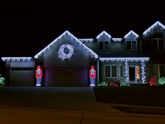 LUMA LED Weihnachtslichtregen mit einem Blitz, 630 LEDs 20m Stromkabel 5m IP44 kaltes Weiß mit einem Timer